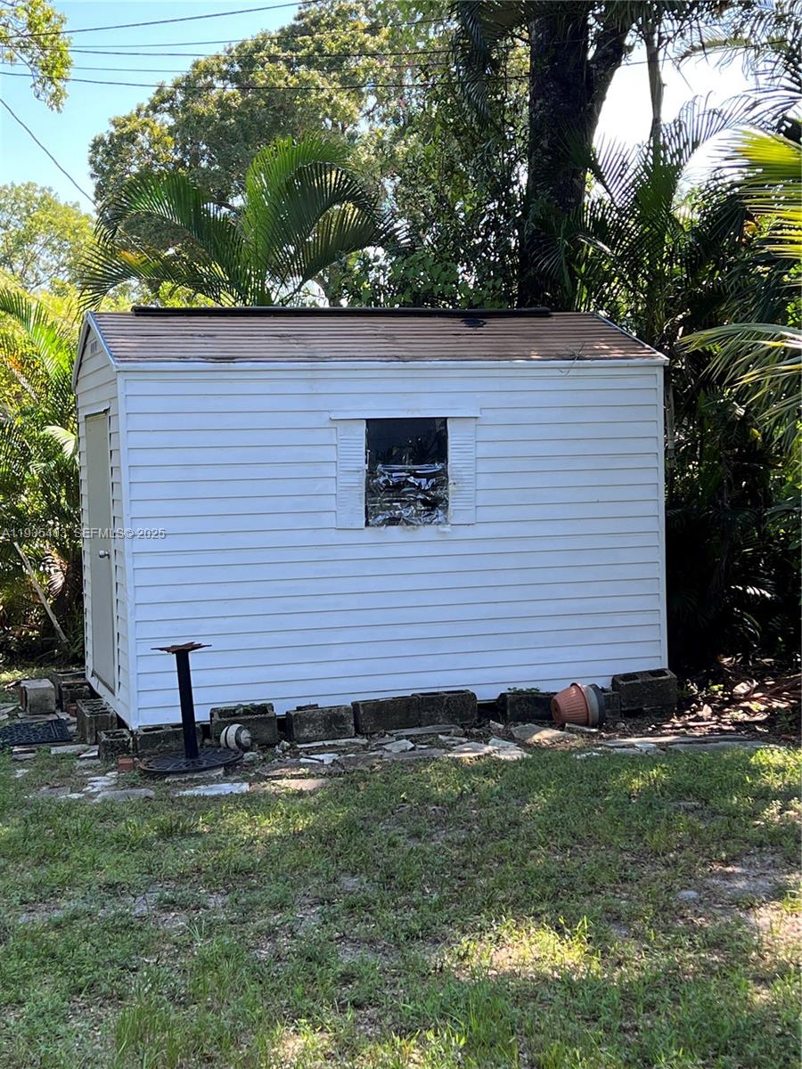 LAUDERDALE - Residential Lease