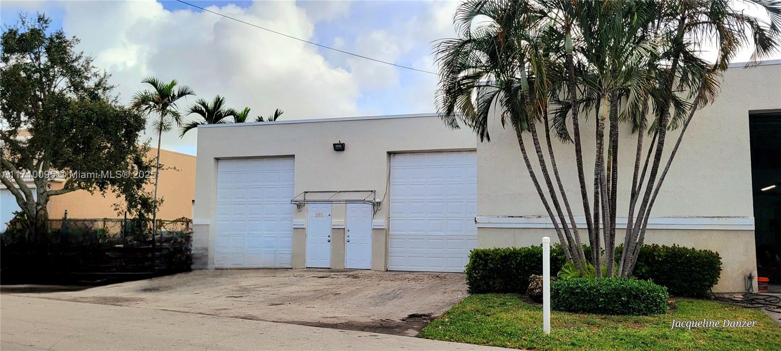Office with A/C and full bathroom in 1,800 Sq/Ft of warehouse.
15’ clear ceiling height; two(2) street-level loading doors 12’ height; and two(2) pedestrian size door.
CBS and Twin-T roof construction.
The Office and full bathroom are approximately 15% of the space with 10’ ceiling height under air conditioner, leaving 15% upper storage space with 4’ height.
Solid CBS construction from floor to roof.
Enjoy ample parking, city water & sewer, in a superb location.
Caveman lover
NO MECHANIC, NO DEALERSHIP, NO TILES/MARBLE CUTS BUSINESS THAT MAKE OUTSIDE DUST.
Asking Rent: $22.00 p/SqFt/yr. + NNN: $3.88 p/SqFt/Yr (CAM + RE Taxes & Insurance)
Easy access to major highways. East of I-95 in the heart of the Old Pompano beautification process that is attracting new residents, consumers