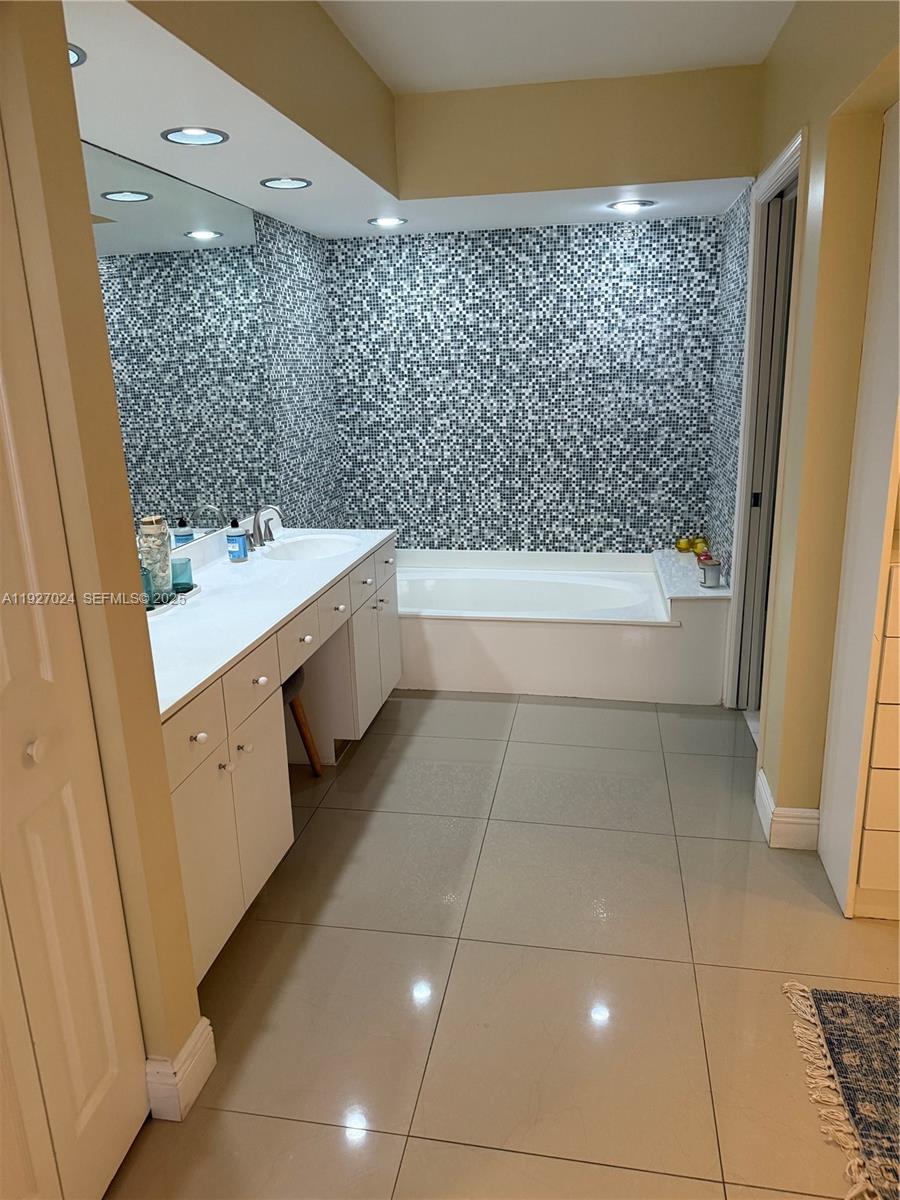 MYSTIC POINTE TOWER 500 C - Residential