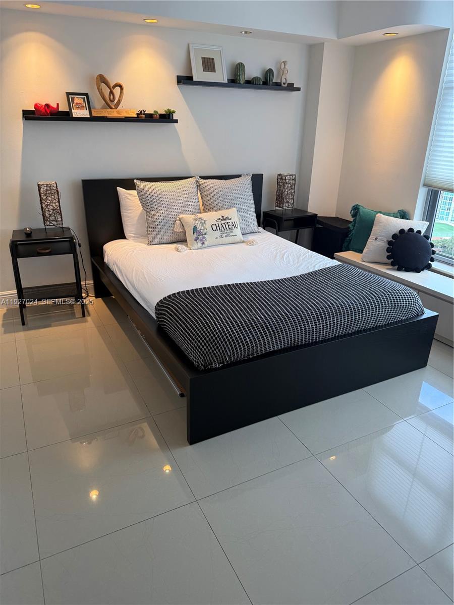 MYSTIC POINTE TOWER 500 C - Residential