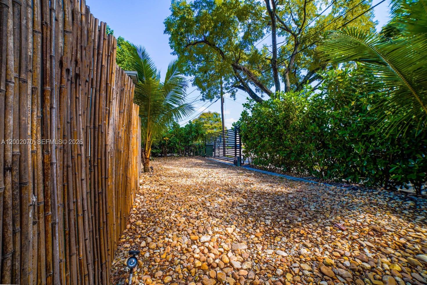 ROCKMOOR VILLA TRACK - Residential Lease