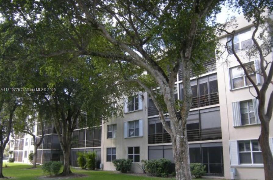 A move-in ready, charming, bright 2/2 with 975 sq ft with natural light condo in a secure, gated complex—boasting premium community amenities, strong upgrades, a lovely screened balcony retreat, with serene and unbeatable access to parks and trails. Ideal for buyers for location and style.
— Screened balcony with serene canal & park views—perfect for morning coffee or evening wind-down
— Secure, gated community with 24-hr guard, three heated pools, gym, sauna, clubhouse, laundry rooms, and car-wash area
— Pet-friendly (2 pets, no weight limit), with guest parking and RENTING allowed after 2-year ownership
— Walkable to the Park, Royal Palm Park & nature trails—a fantastic blend of indoor-outdoor Florida. Call today, it won't last at this great price!