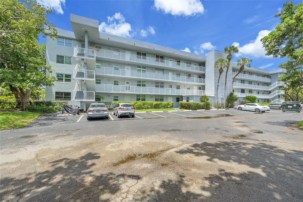 Photo of 112 S Royal Park Dr #1C, Oakland Park, FL 33309 (MLS # A11840775)