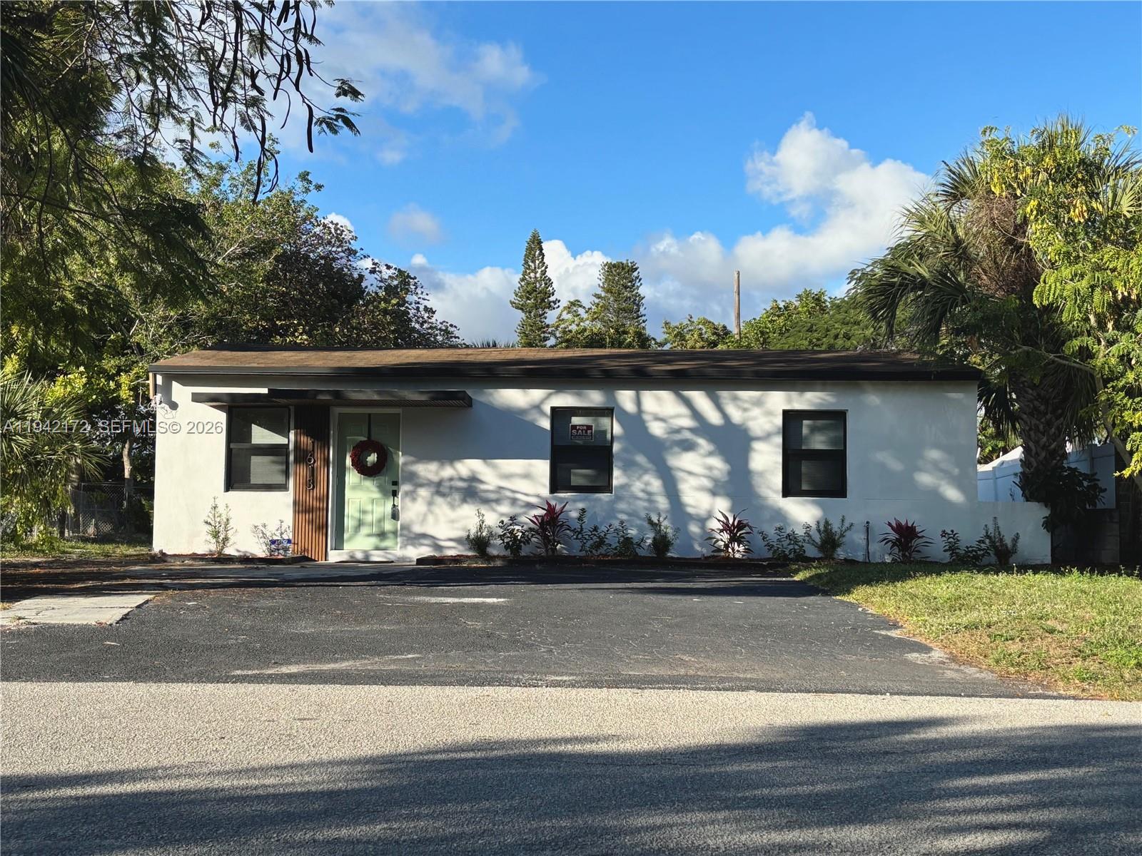 LAUDERDALE MANOR - Residential