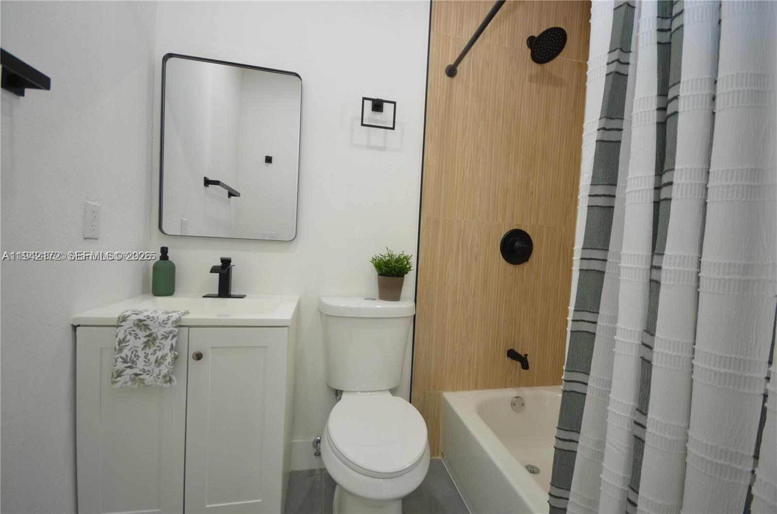 LAUDERDALE MANOR - Residential