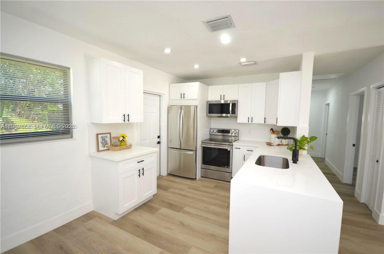 LAUDERDALE MANOR - Residential