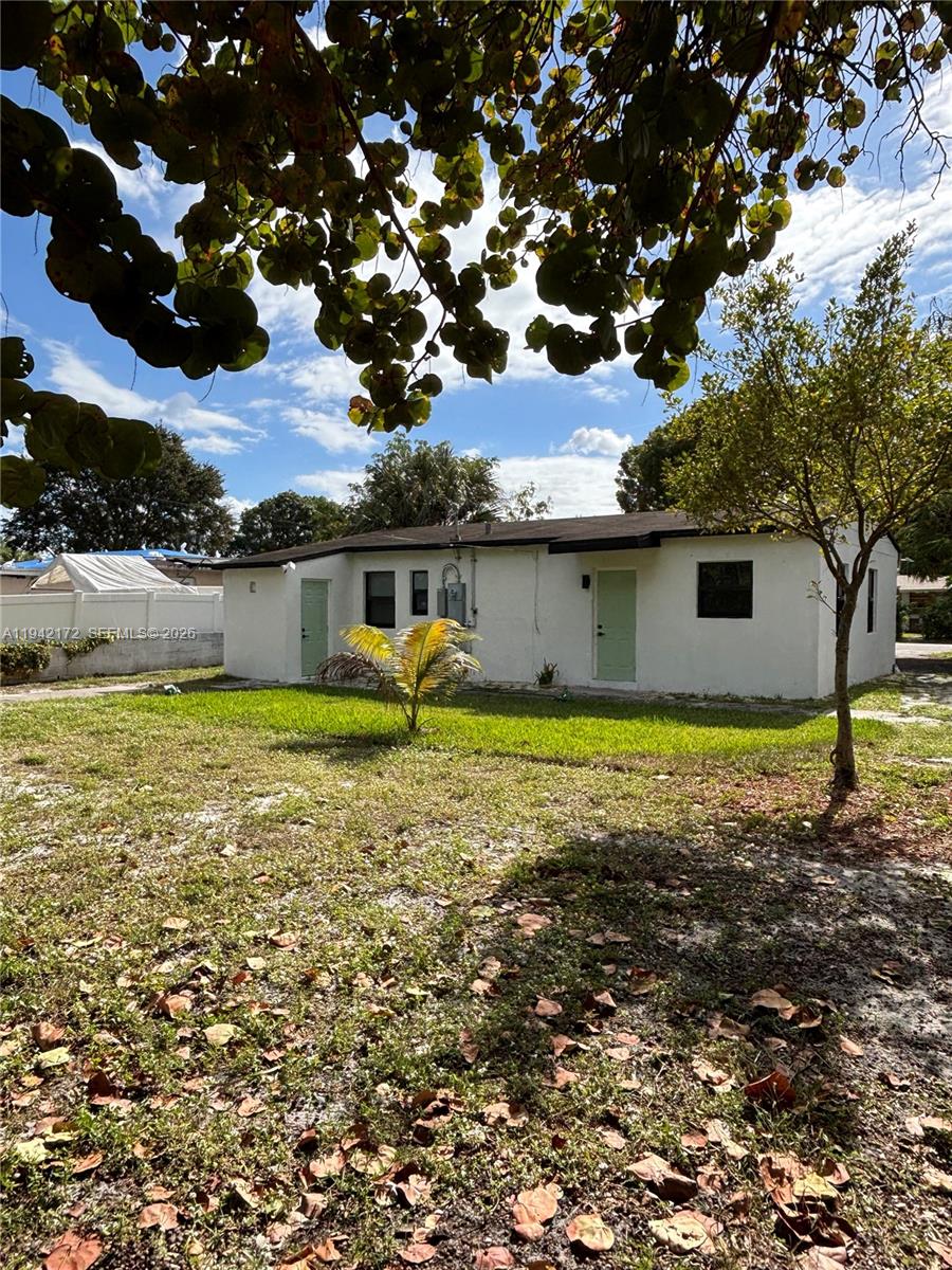 LAUDERDALE MANOR - Residential