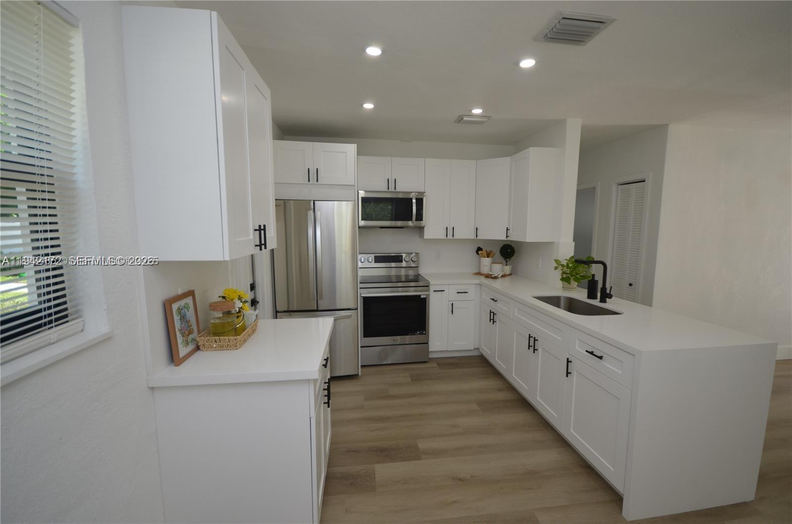 LAUDERDALE MANOR - Residential