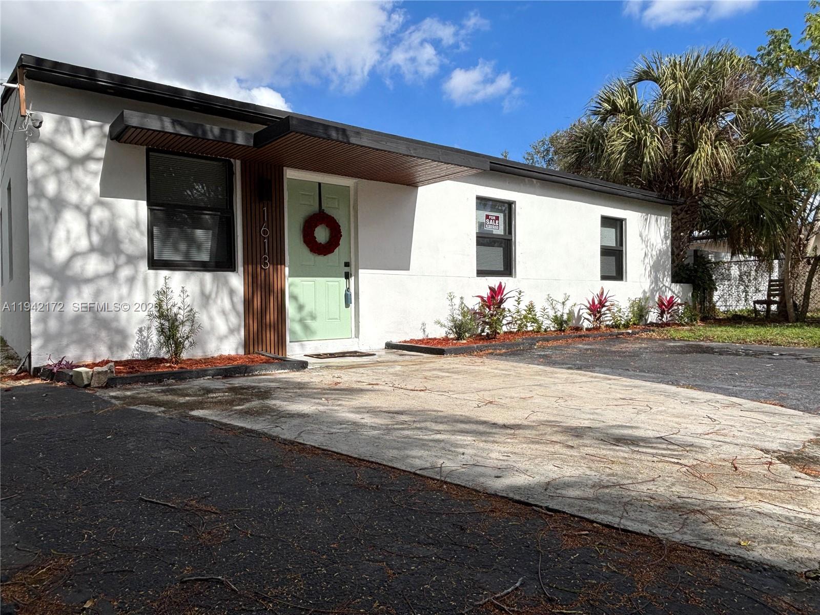 LAUDERDALE MANOR - Residential