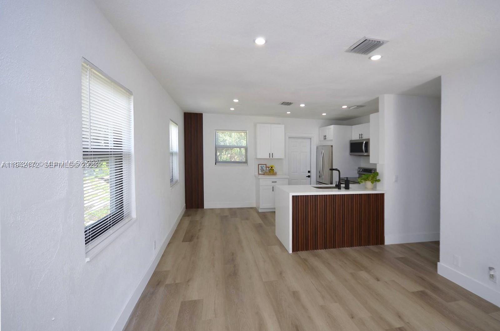 LAUDERDALE MANOR - Residential