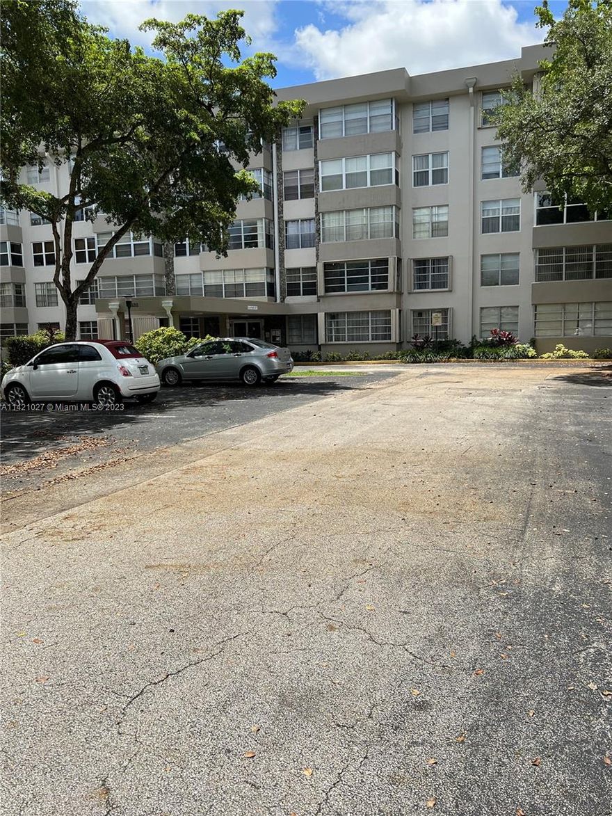 1/1 BEAUTIFUL CONDO WITH DEN/OFFICE IN A SORT AFTER PLANTATION LOCATION, WALKABLE TO PUBLIX ,MALL, RESTAURANTS, BUS STOP, WITH COMMUNITY POOL AND LAUNDRY FACILITIES.