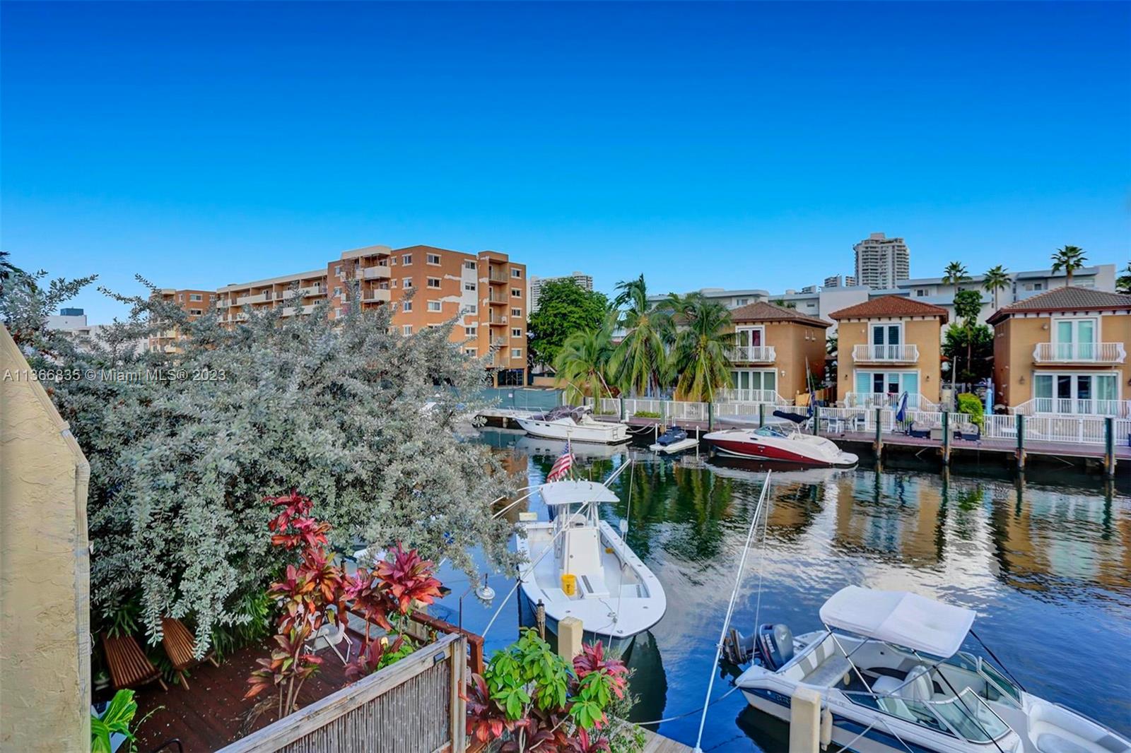 BEACH CLUB VILLAS - Residential