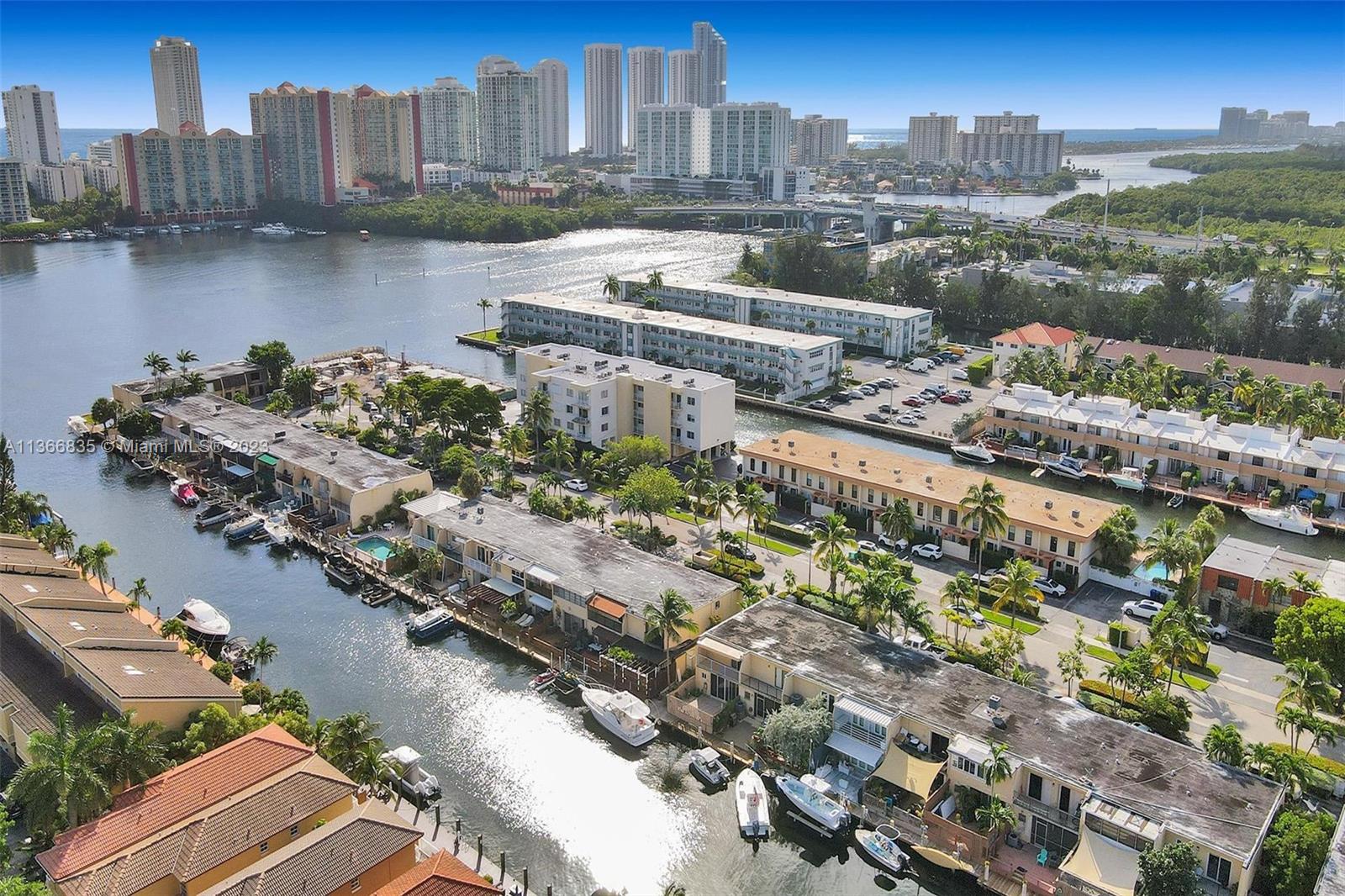 BEACH CLUB VILLAS - Residential