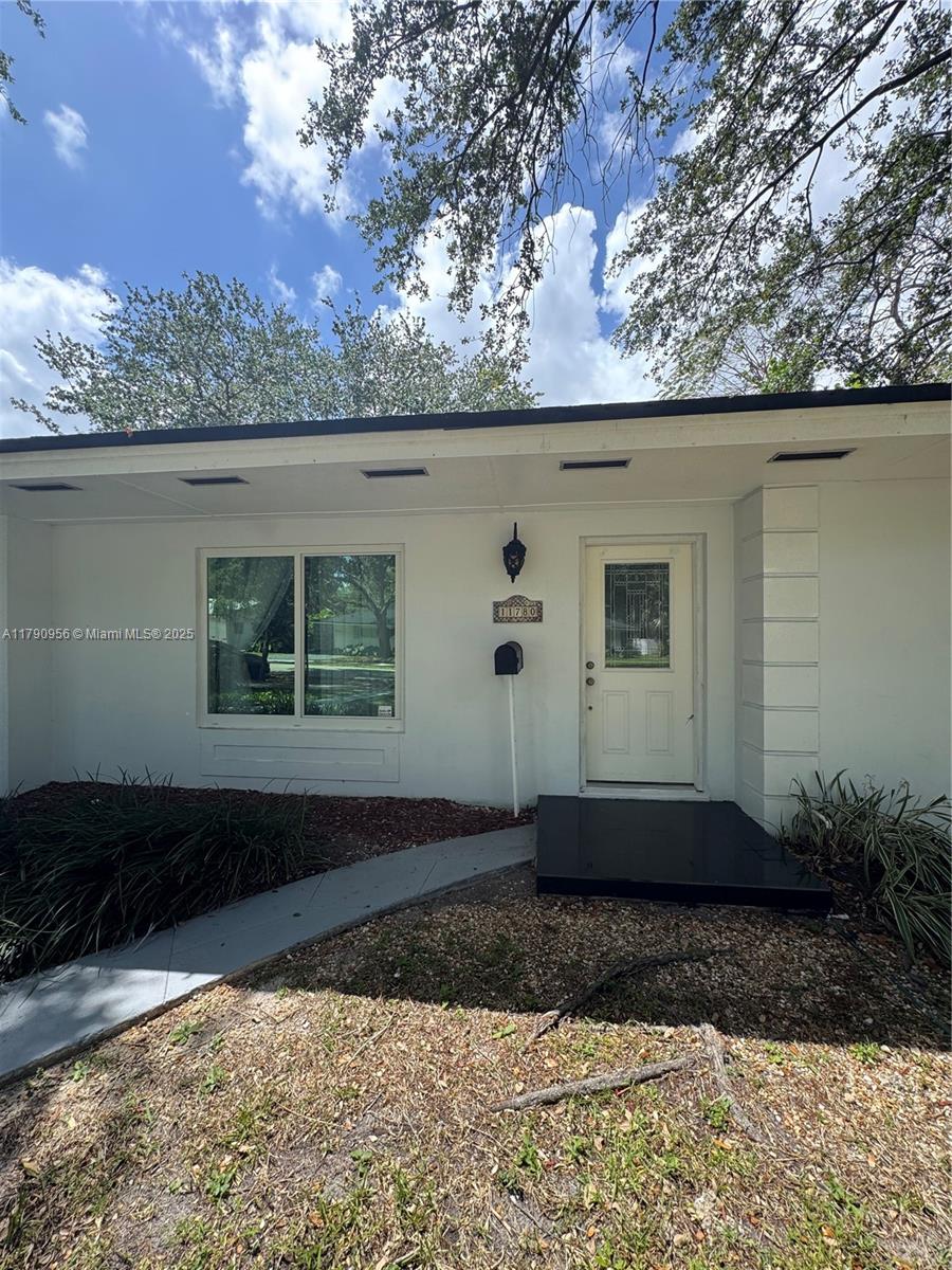 Amazing area with 3 parking spaces great patio area, very nice area quiet, closed the dixie highway, closed to markets. The house features 2 bedrooms and 1 bathroom with dining and living space. The house is on a quiet street very nice neighborhood. No pets, no commercial vehicles. Renter insurance required.