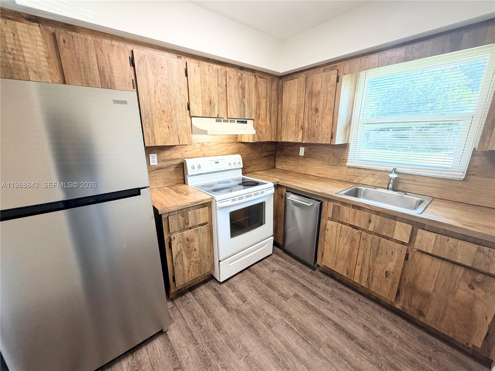 DAVIE HEIGHTS EXTENSION - Residential Lease