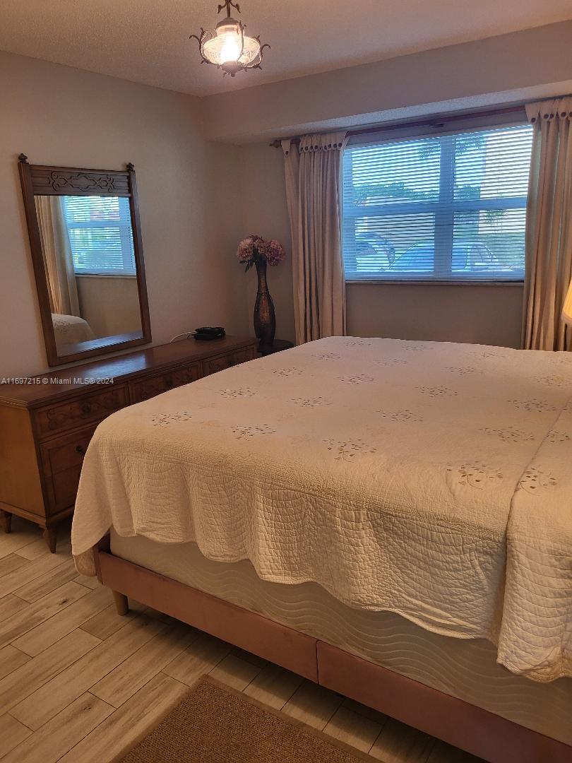 GOLDEN LAKES VILLAGE COND - Residential Lease