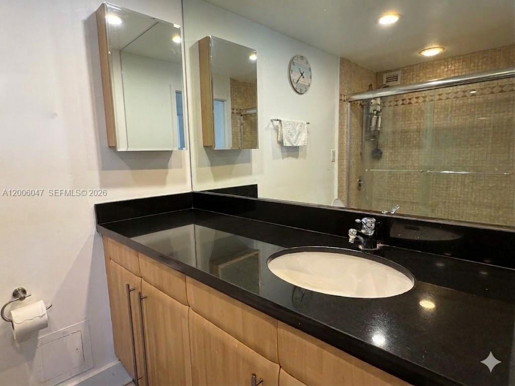 2301 Collins Ave 840