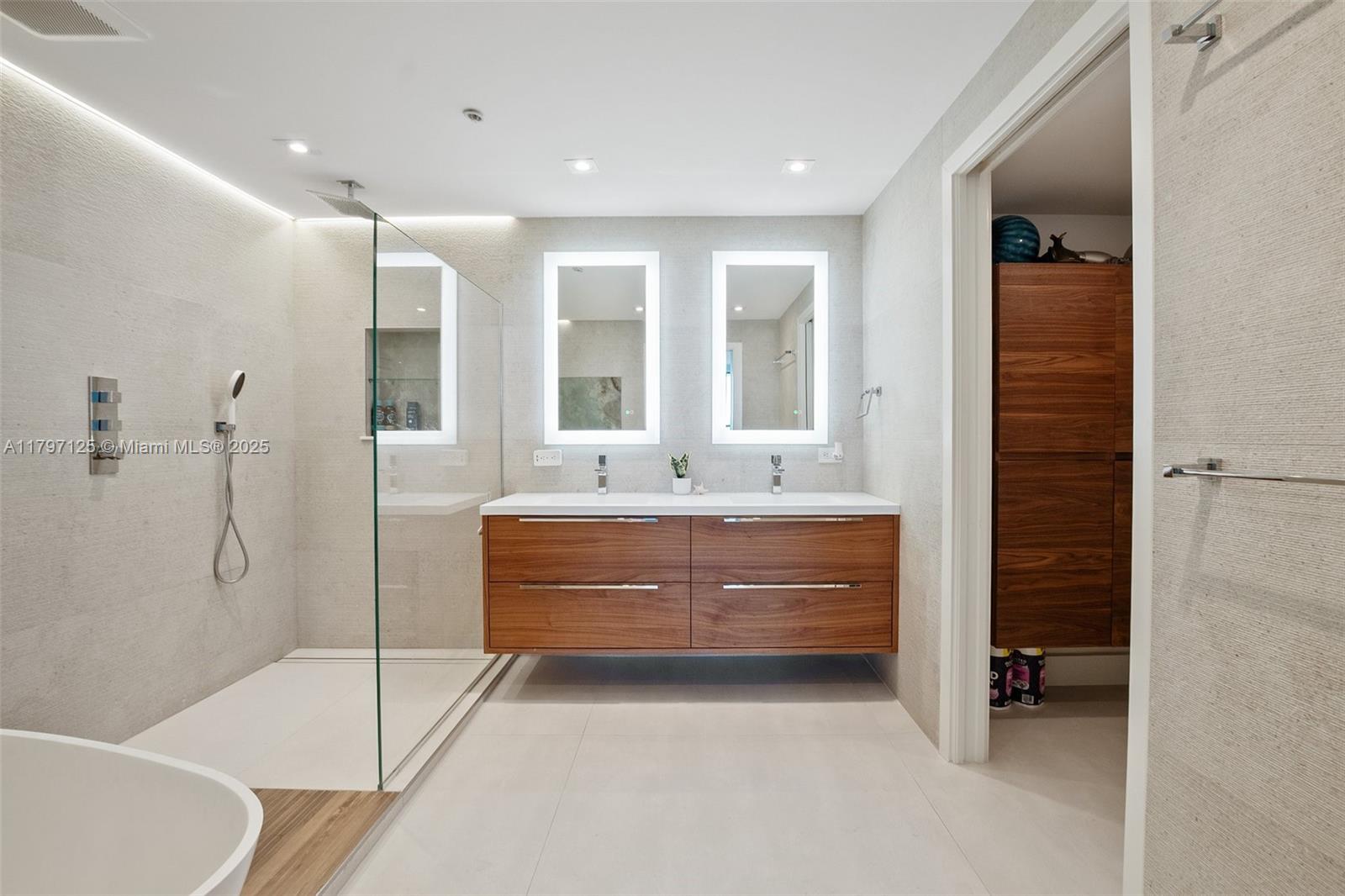 THE TOWER RESIDENCES COND - Residential