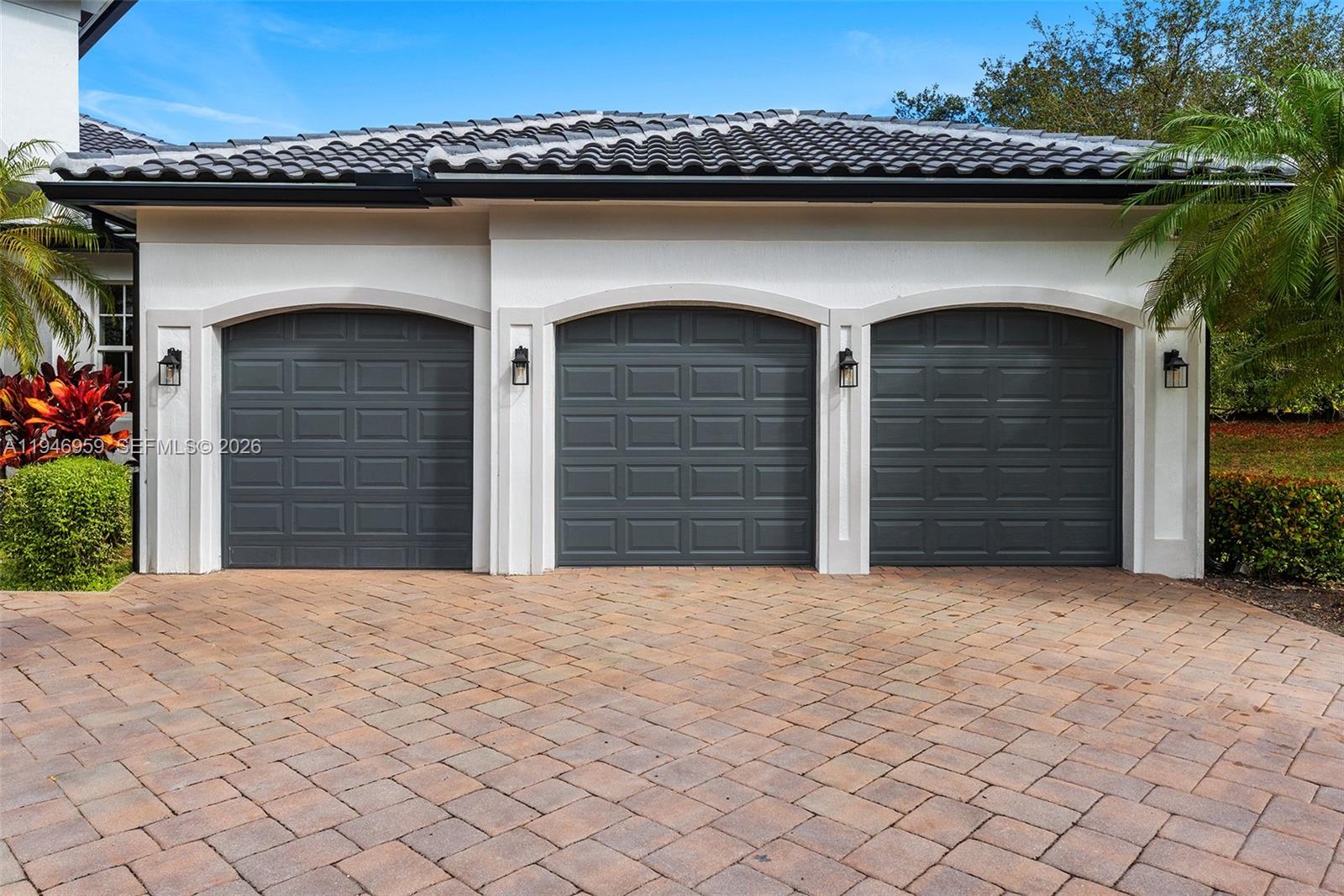 12401 N Stonebrook Cir