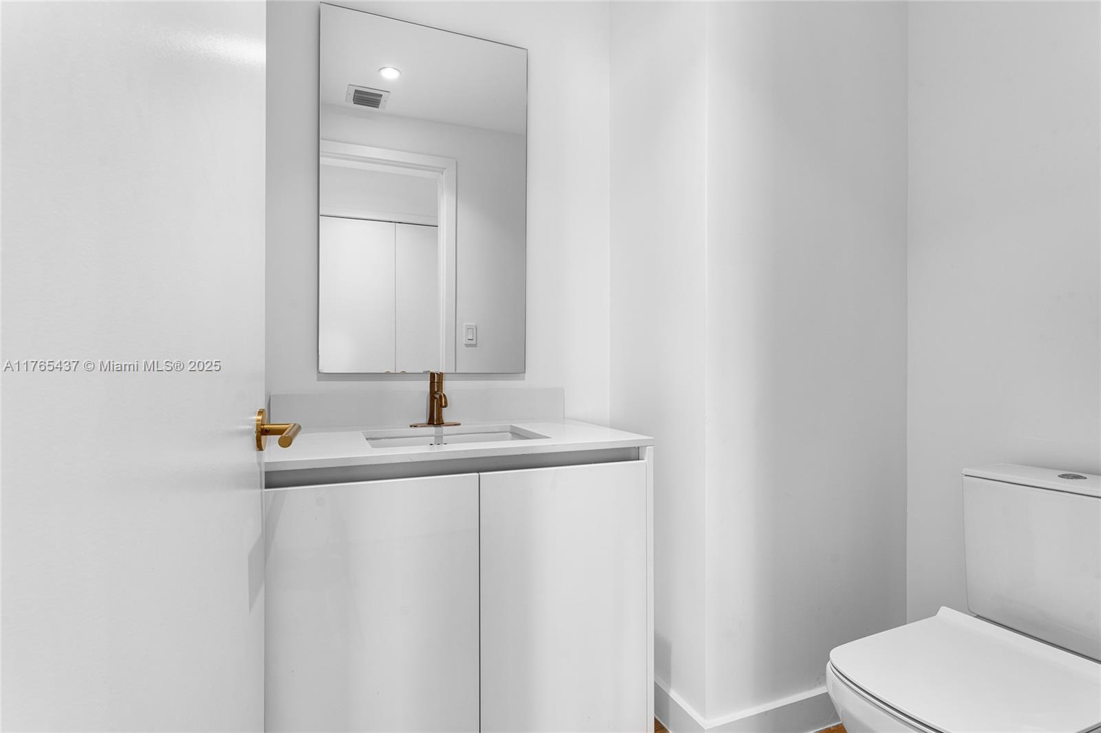 MR C TIGERTAIL TOWER - Residential Lease