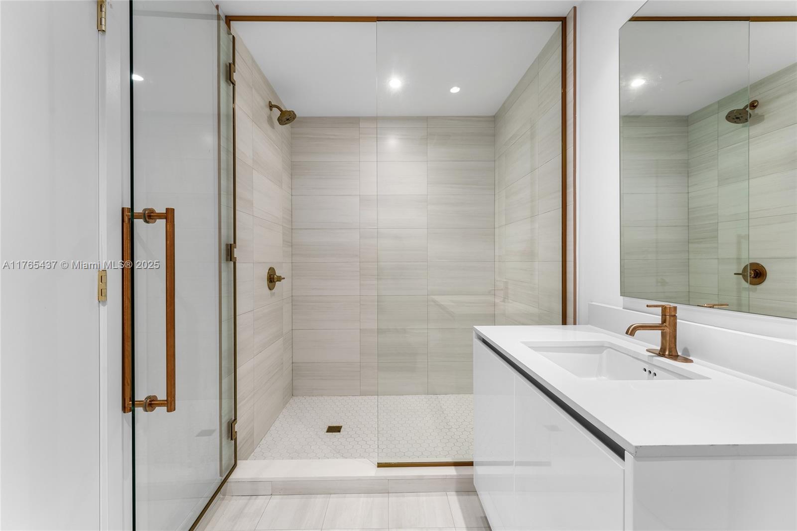 MR C TIGERTAIL TOWER - Residential Lease