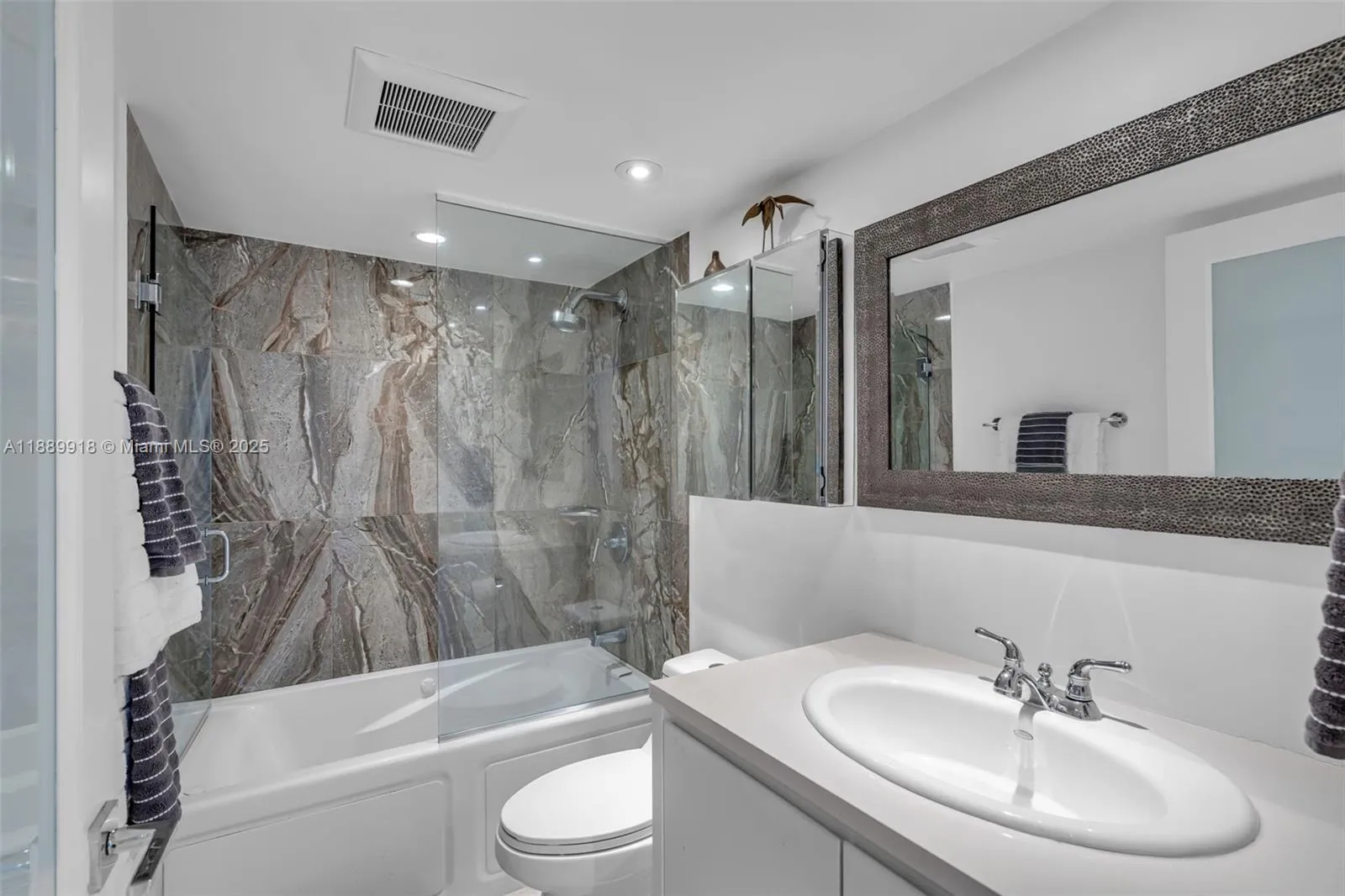 Key Biscayne, Florida 33149, United States, 2 Bedrooms Bedrooms, ,2 BathroomsBathrooms,Residential,Active,221434