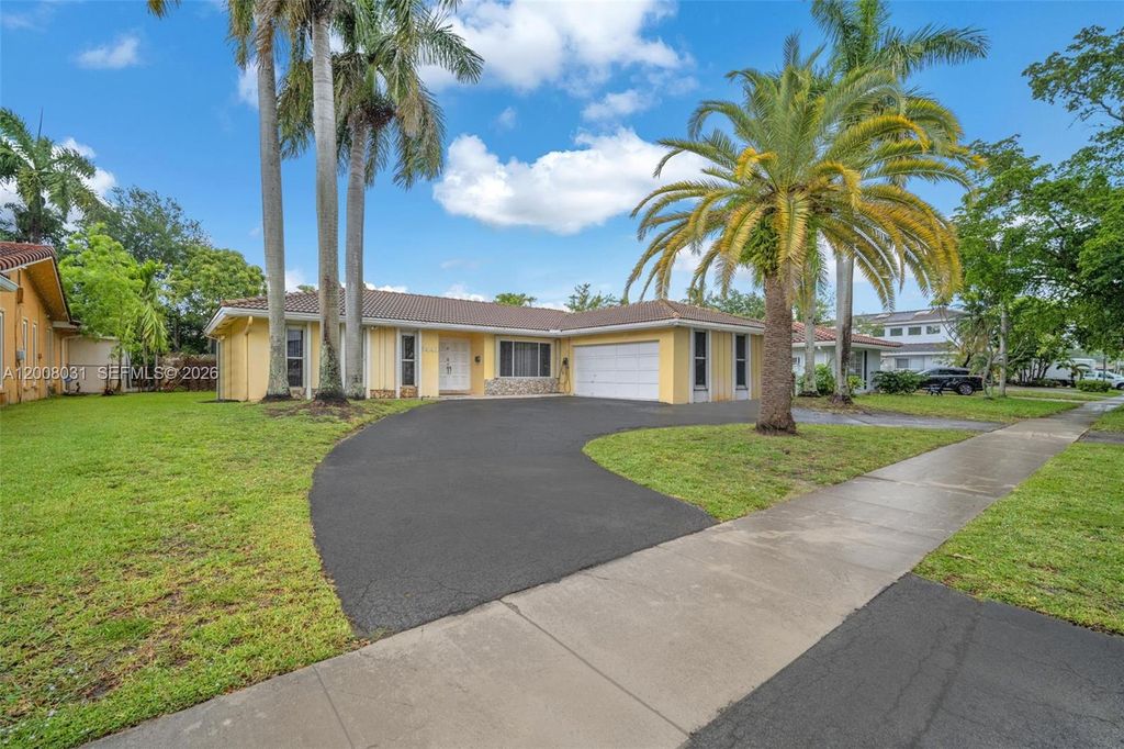 Photo of 3441 N Hills Dr #00, Hollywood, FL 33021 (MLS # A12008031)