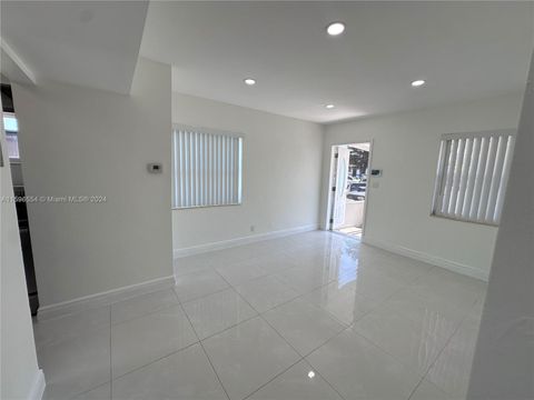 Single Family Residence in Fort Lauderdale FL 1716 Lauderdale Manor Dr.jpg