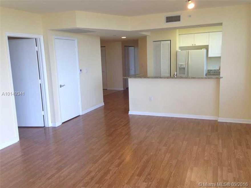 Prestigious Turnberry on The Green, located in the heart of Aventura. Corner unit, 3 Bedrooms 2 Baths, with wood floors and tile throughout, wide open view of the Golf Course. Building with all amenities.