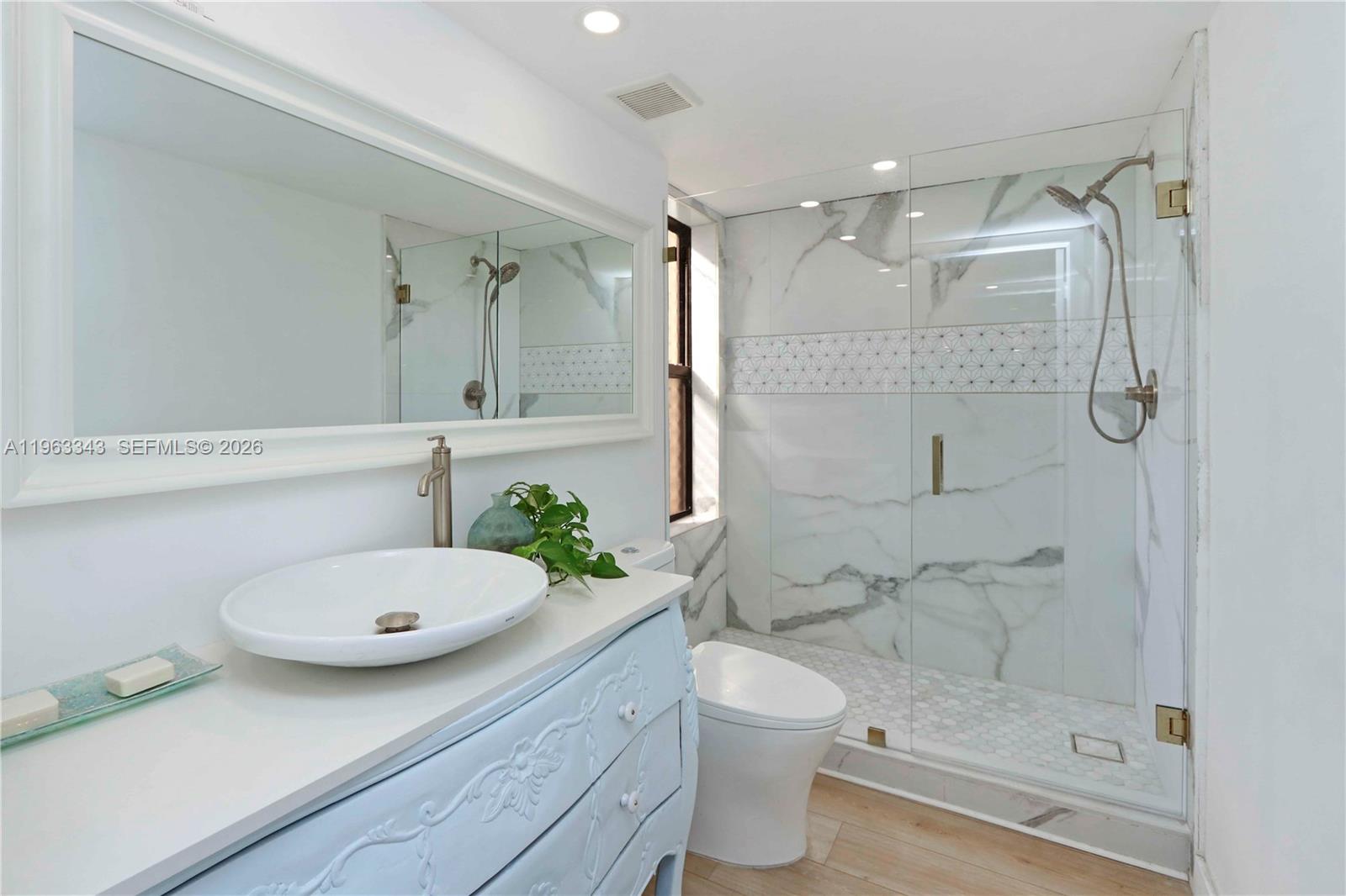 TOWERS OF QUAYSIDE CONDO - Residential