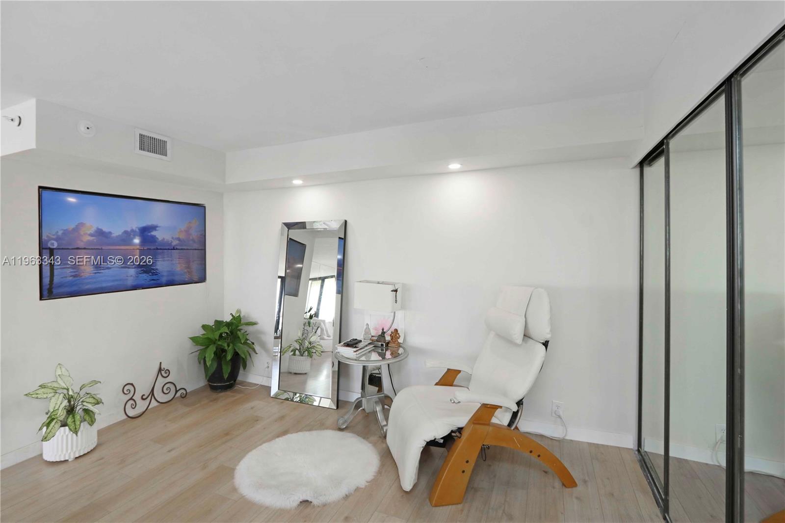 TOWERS OF QUAYSIDE CONDO - Residential