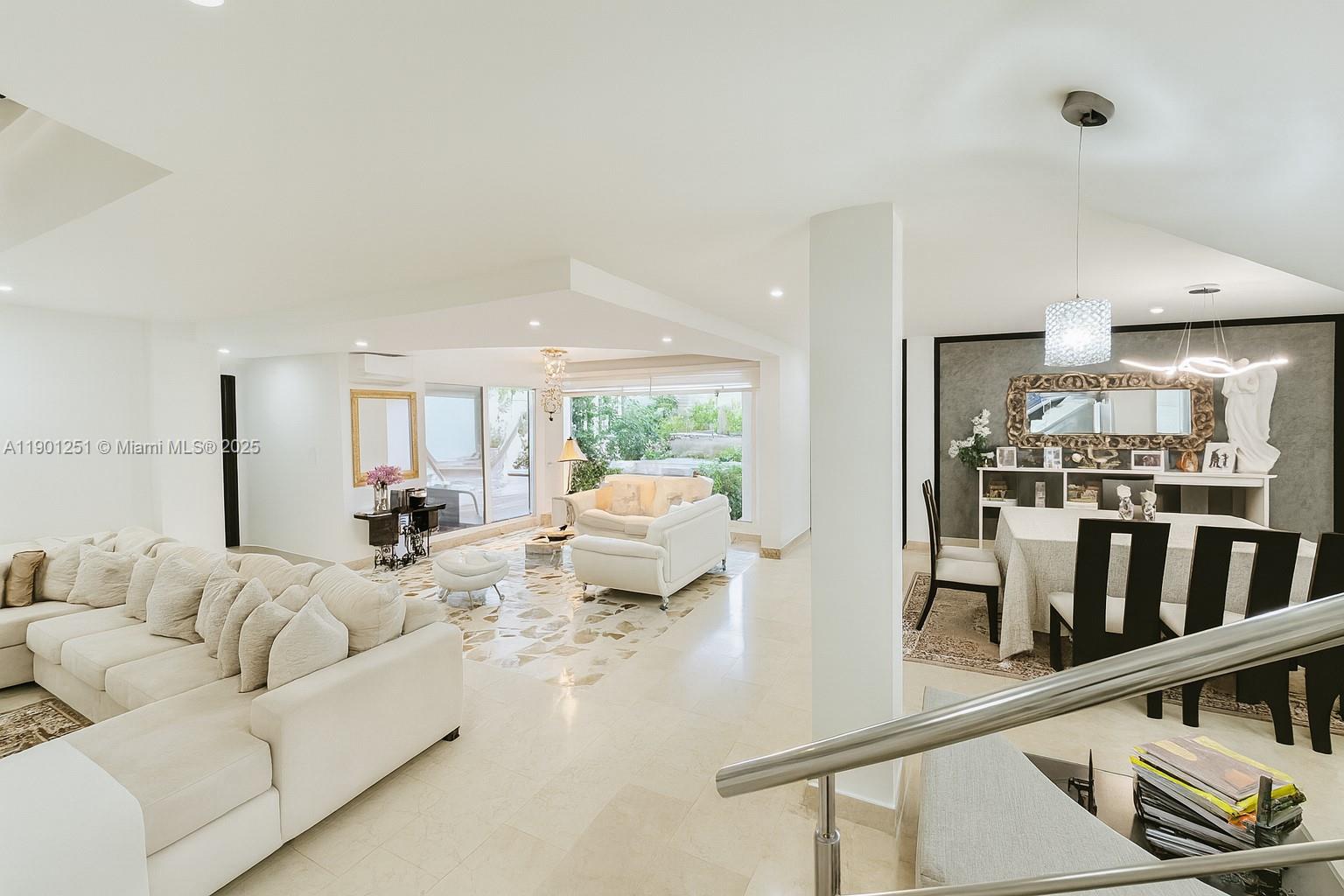 View photos, virtual tours, details... CL 3 #33-350 y CL B 36B 11