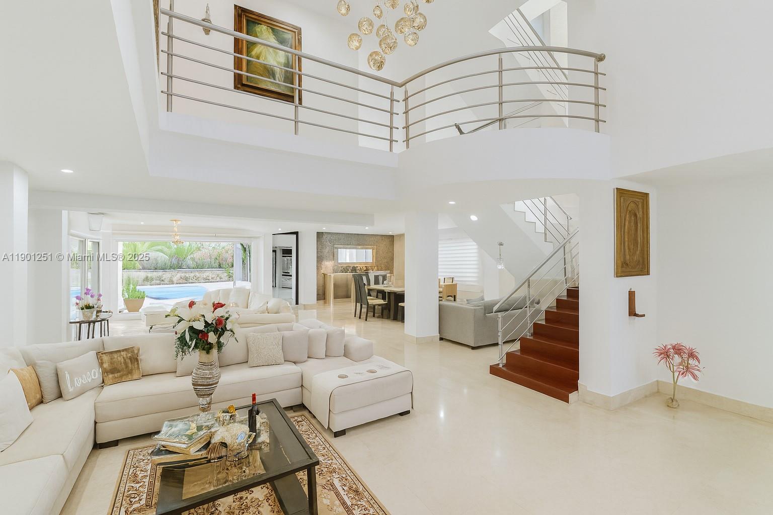 View photos, virtual tours, details... CL 3 #33-350 y CL B 36B 11