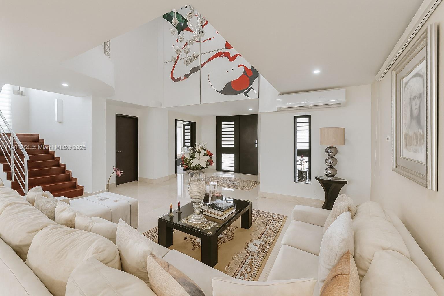 View photos, virtual tours, details... CL 3 #33-350 y CL B 36B 11