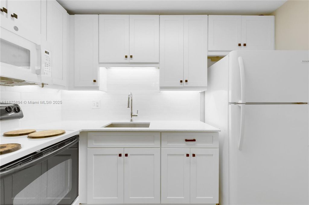 Photo of 2420 SE 17th Causeway #403C, Fort Lauderdale, FL 33316 (MLS # A11875894)