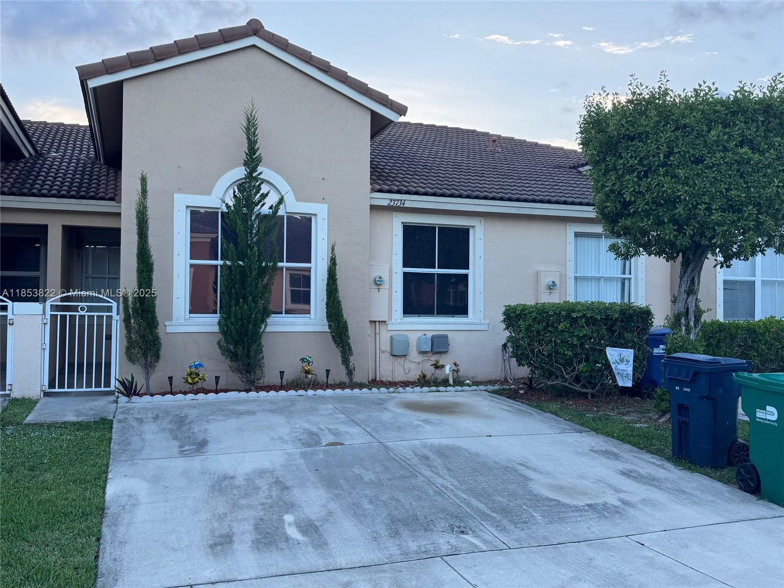 Spacious three bedroom/two bathroom townhome available in the Homestead community of Spicewood. Property has a split floor plan with 2 bedrooms/1 bathroom in one corner, and a separate master bedroom. There is a large fenced backyard allowing ample room for kids to play or to enjoy a BBQ with your family.