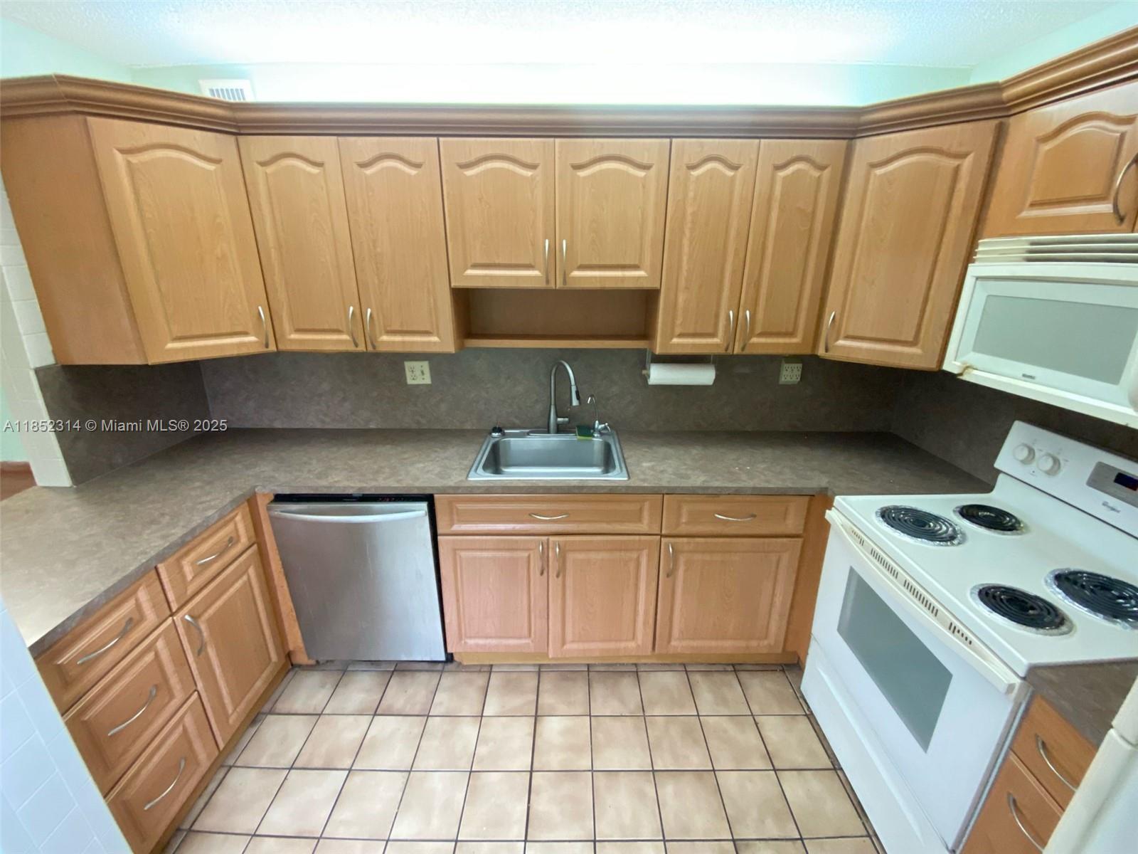 9420 Tangerine Pl 407