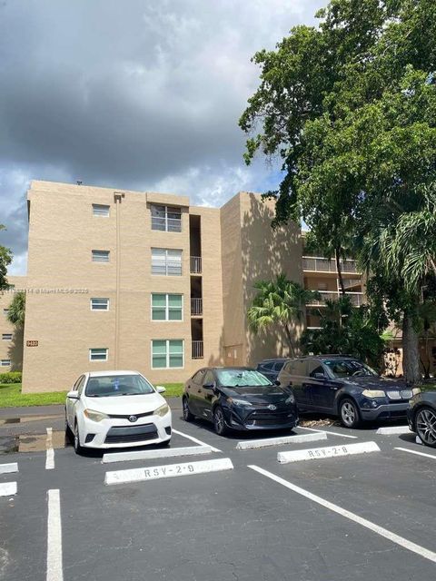 Photo of 9420 Tangerine Pl #407, Davie, FL 33324 (MLS # A11852314)
