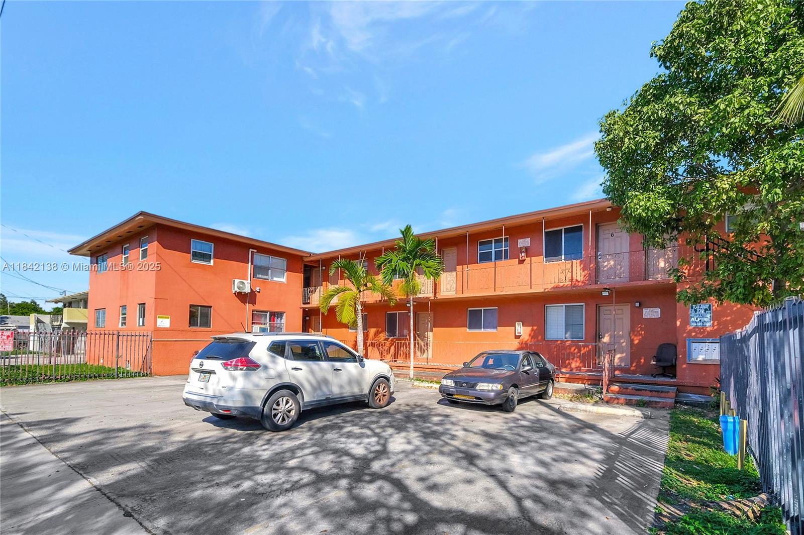 Spacious 2 bedroom 1 bathroom unit in a well-located building.bright layout, great natural light and close to shop and public transportation.
