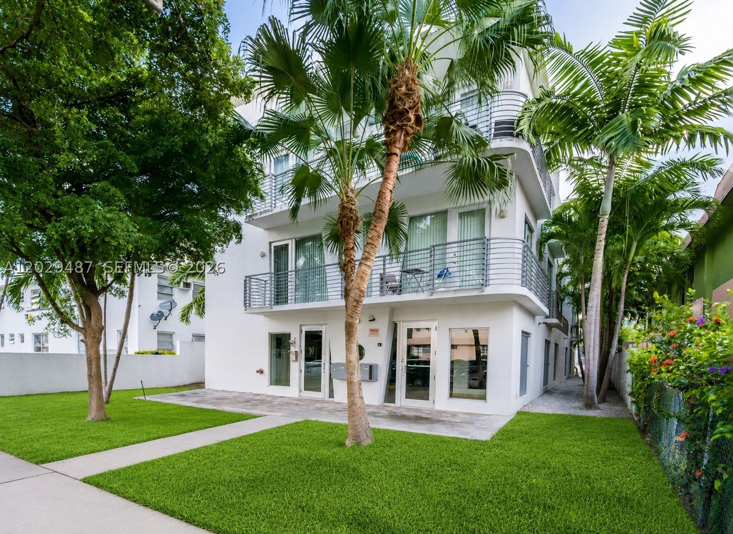 945 Michigan Ave 5