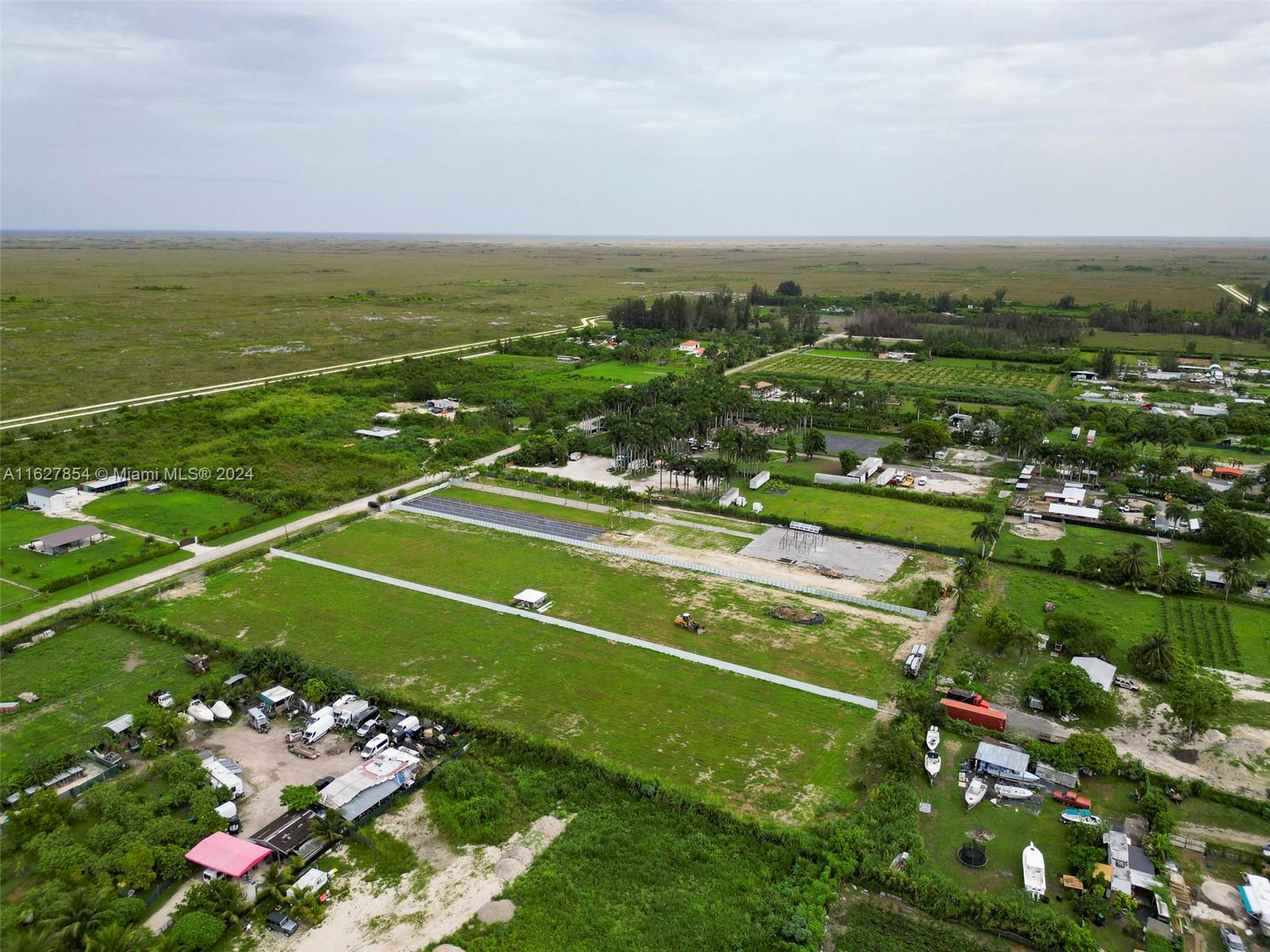 Exceptional 5-acre agricultural land available for lease. We offer a quarter-acre parcel, fully equipped with water and sprinklers, ideal for a nursery. The land can be rented by the acre or in its entirety, with flexible leasing options for both small-scale and larger operations. To preserve its condition, digging is prohibited; all cultivation must use bucket plants or similar methods. Perfect establishing a tree nursery, this land offers rich soil, ample space, and a peaceful setting. HD video