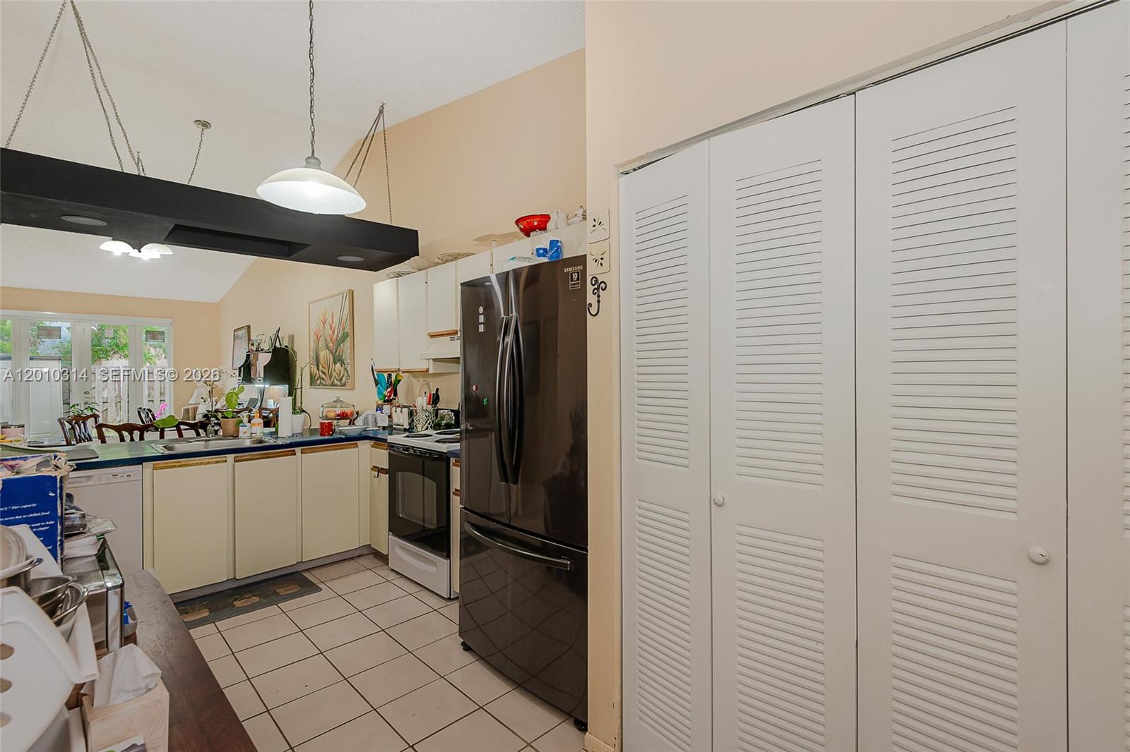 COUNTRY LAKE MANORS TOWNH - Residential