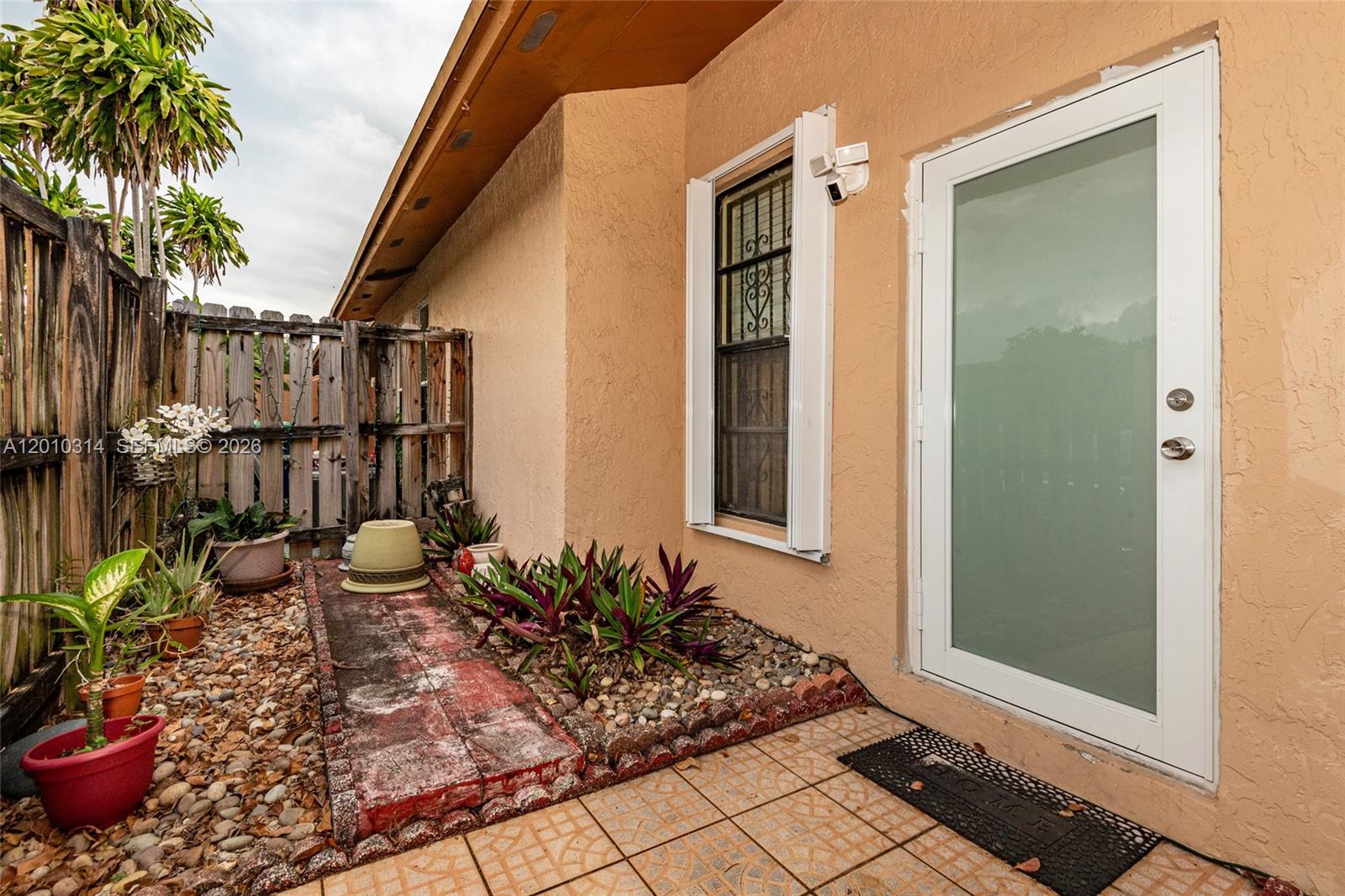 COUNTRY LAKE MANORS TOWNH - Residential