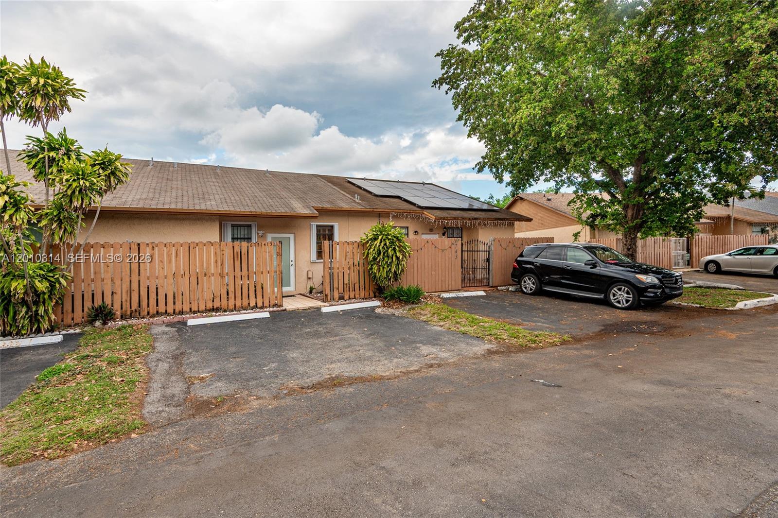 COUNTRY LAKE MANORS TOWNH - Residential