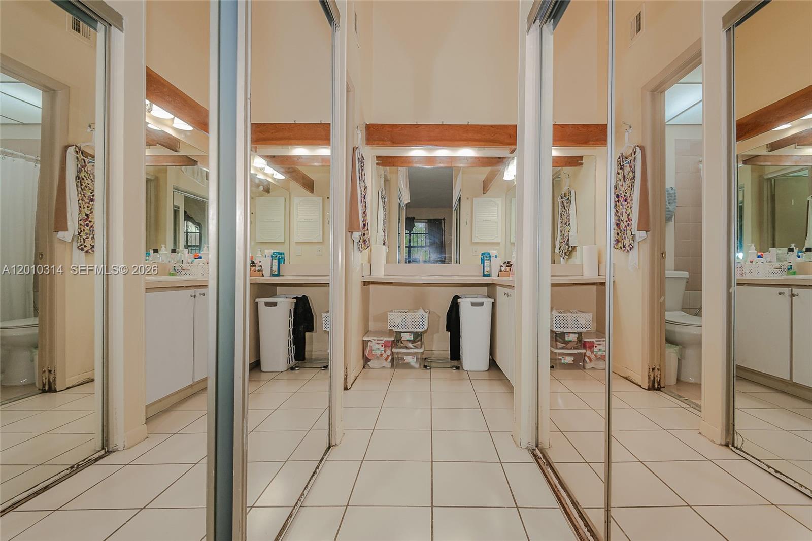 COUNTRY LAKE MANORS TOWNH - Residential