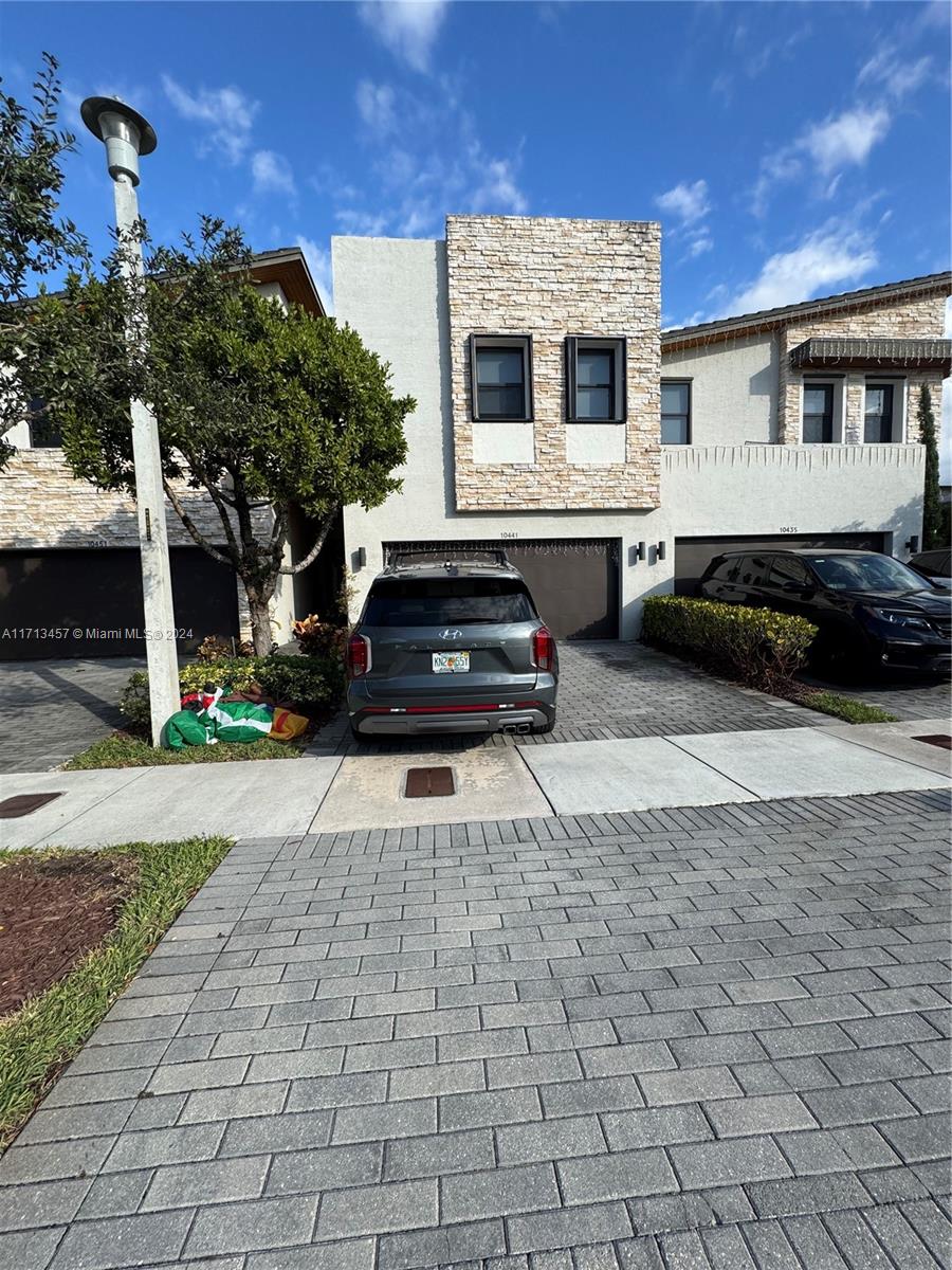 10441 Nw 79th Ter 10441, Doral, Miami-Dade County, Florida - 4 Bedrooms  
4 Bathrooms - 