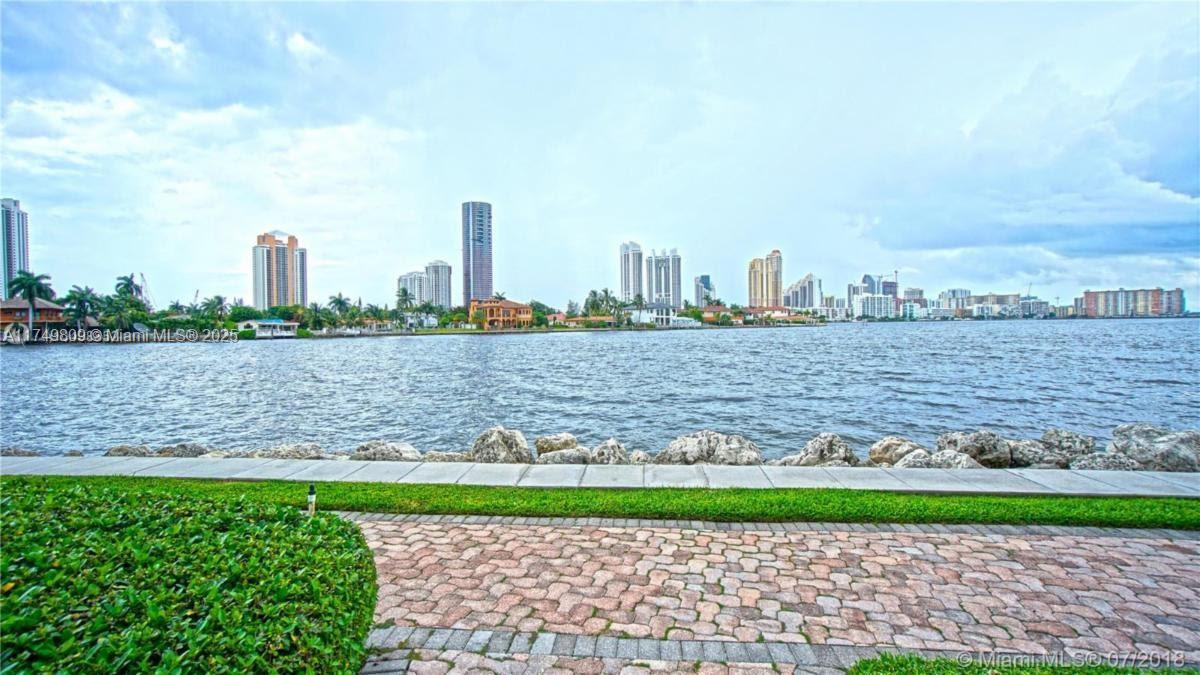 MYSTIC POINTE TOWER 500 C - Residential