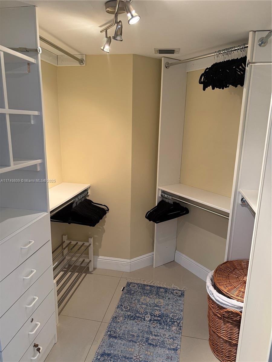 MYSTIC POINTE TOWER 500 C - Residential