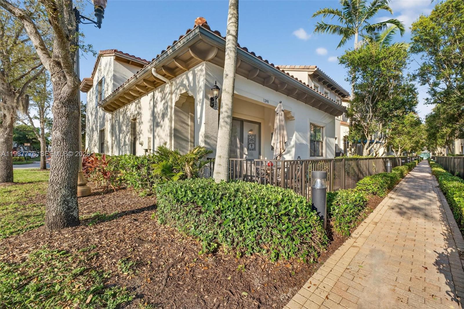 SAWGRASS LAKES - Residential