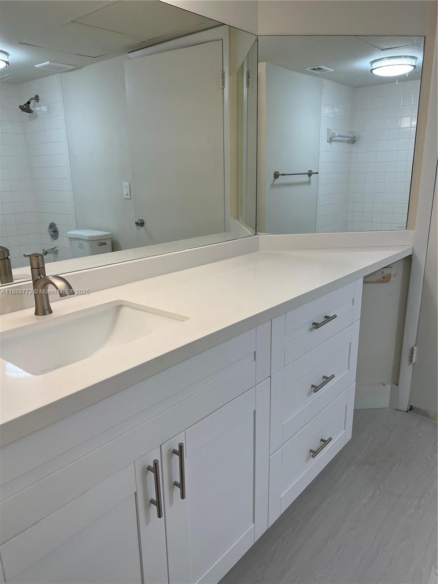LAKEVIEW CLUB CONDO - Residential Lease